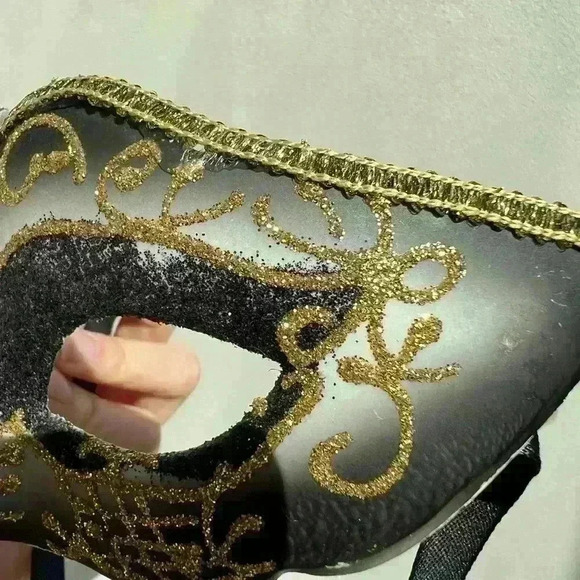Black and Gold Masquerade Mask  Unisex Halloween Costume Cosplay Face Mask - Picture 6 of 7